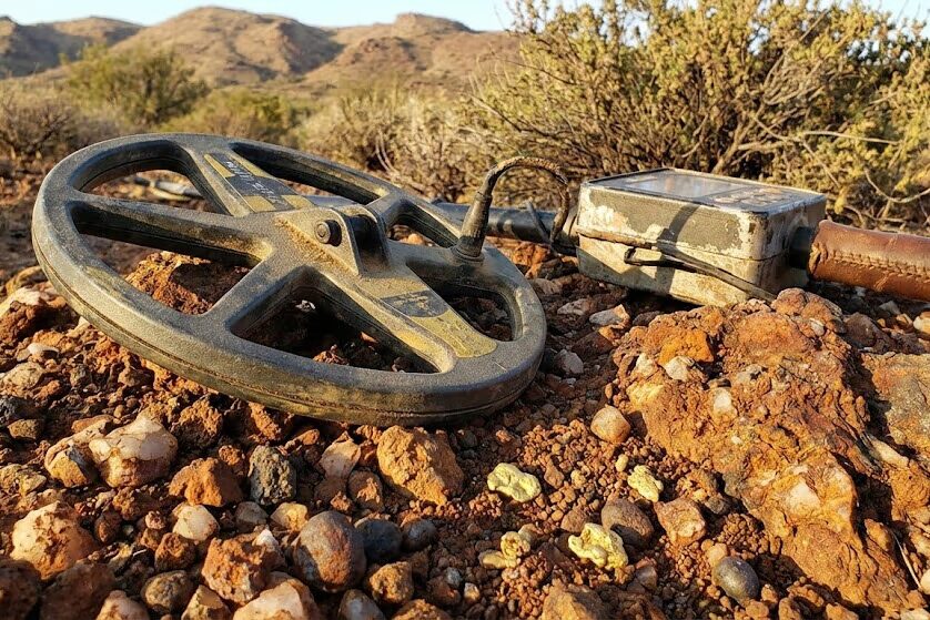 Small specialized metal detector coil for gold prospecting in mineralized soil with small nuggets