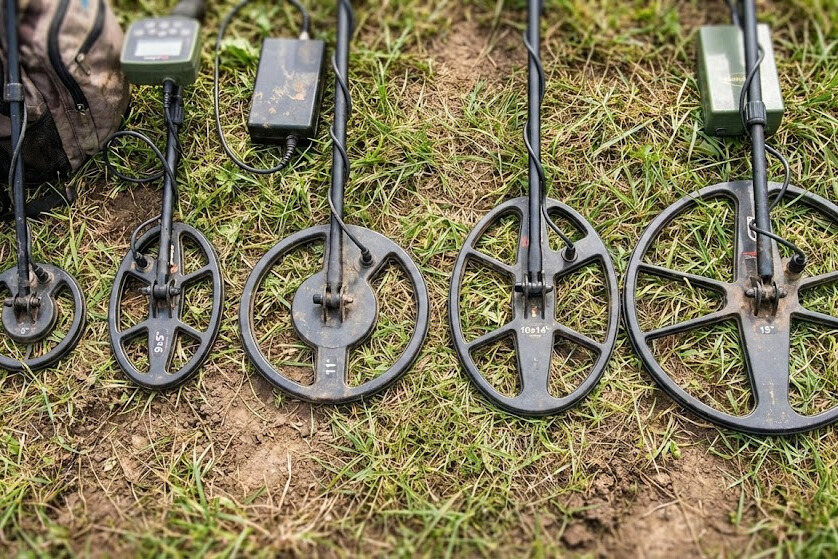 Various metal detector coil sizes from 5-inch to 15-inch showing DD and concentric configurations for depth and target separation comparison